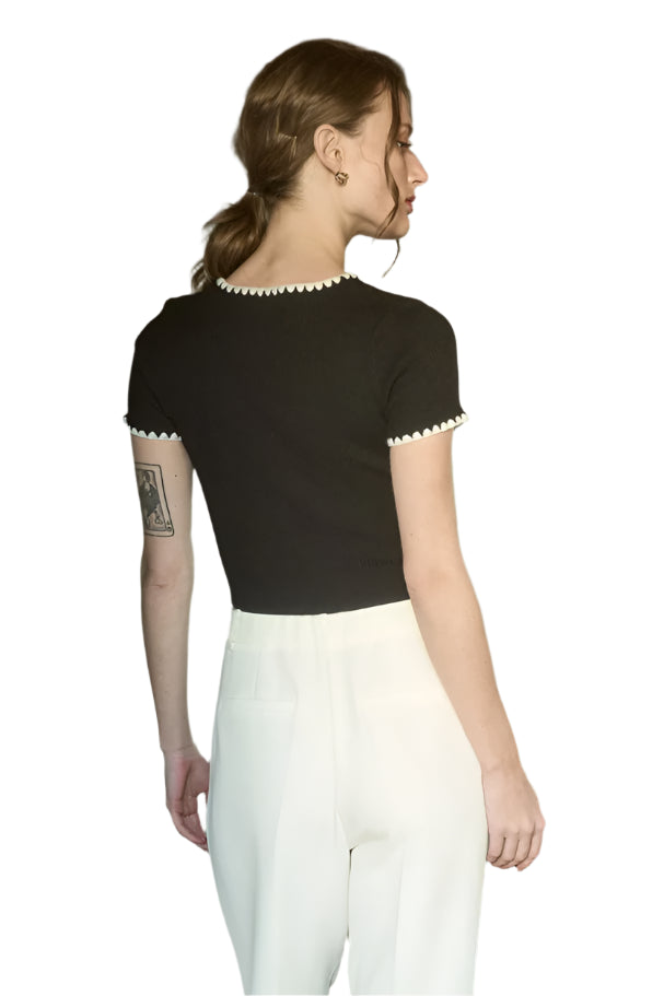 BLACK/WHITE SCALLOP TOP