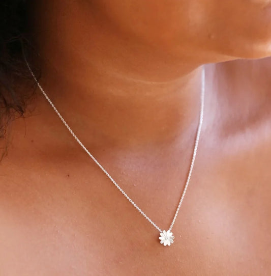 SILVER DAISY CHARM NECKLACE