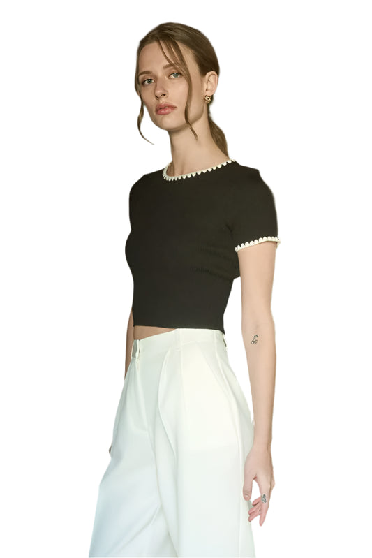 BLACK/WHITE SCALLOP TOP