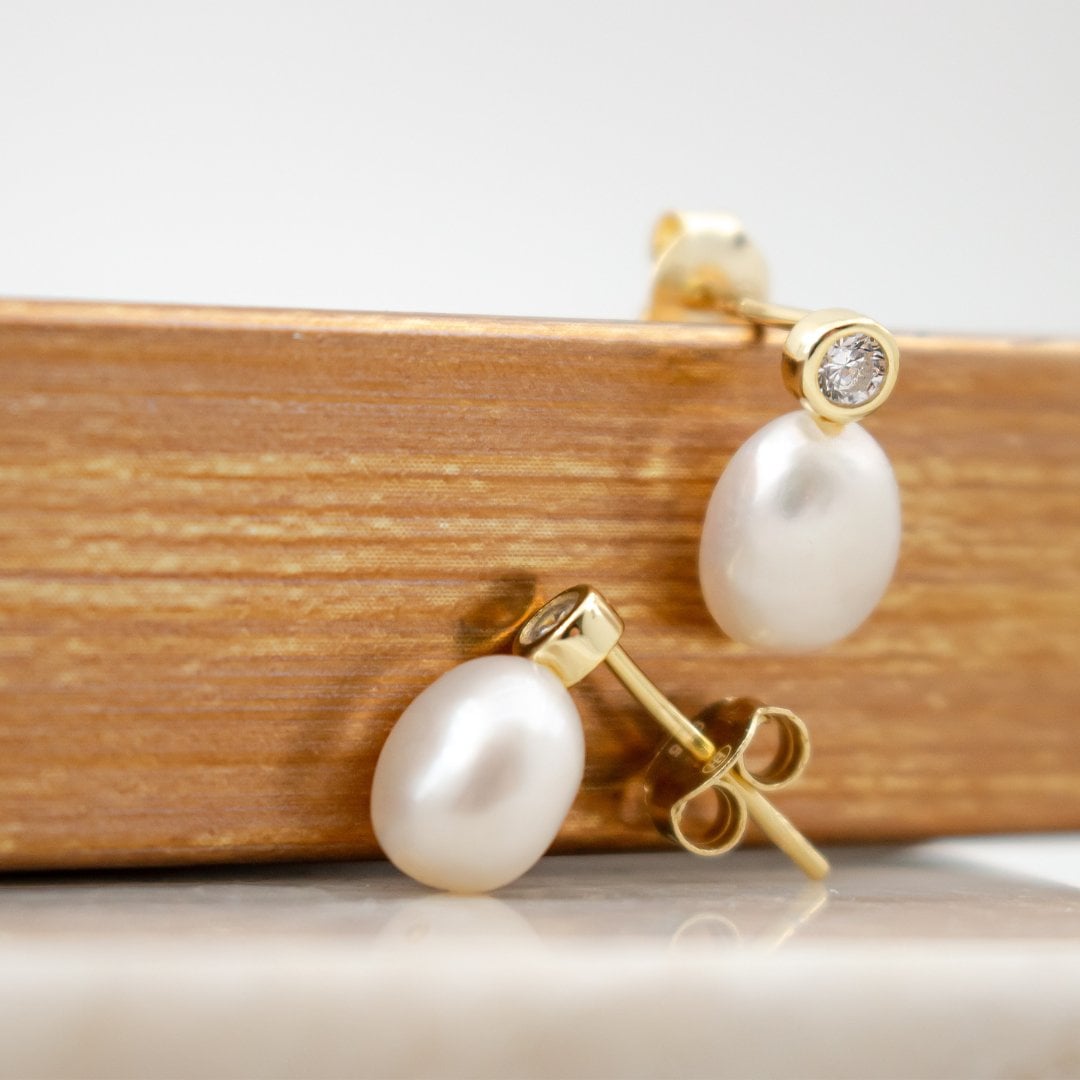 SINGLE PEARL DROP STUDS in GOLD