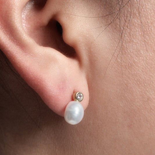 SINGLE PEARL DROP STUDS in GOLD